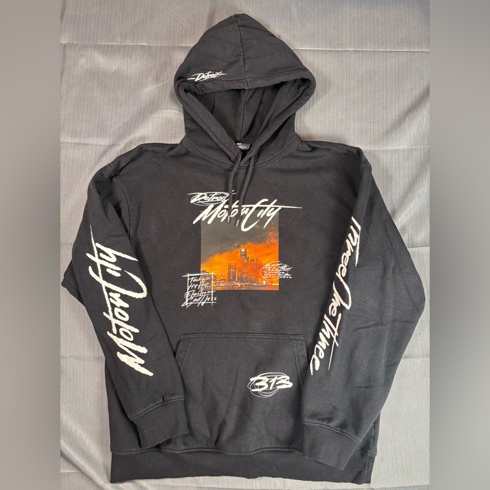 H&M Detroit Motor City Hoodie Size M – Black Relaxed Fit Streetwear Graphic Pull